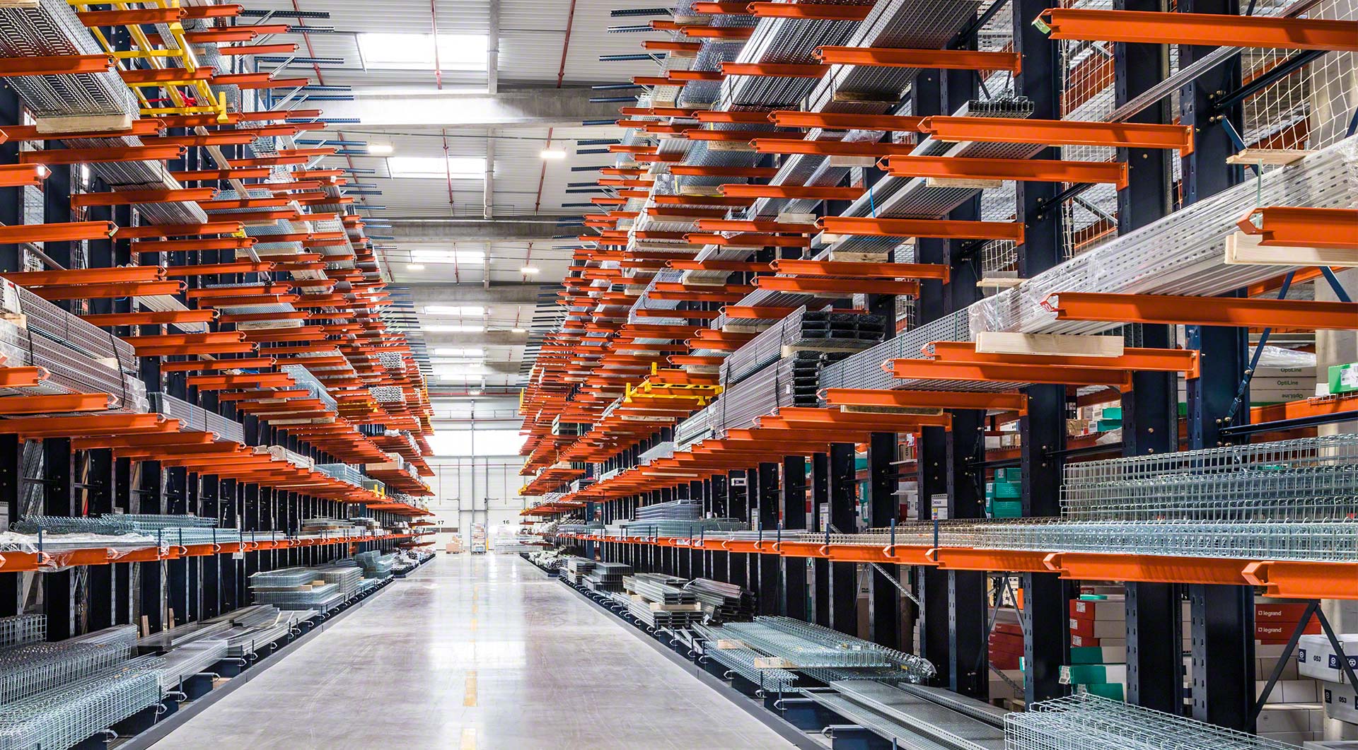 Hyphen-SCS-Heavy-Duty-Cantilever-Racking-System-.jpg